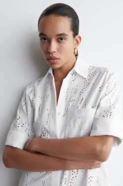 HEMDKLEID MIT LOCHSTICKEREI