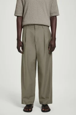 HOSE AUS BAUMWOLL-TWILL MIT WEITEM BEIN