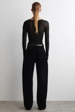 HOSE AUS BEFLOCKTEM DENIM MIT BARREL-BEIN