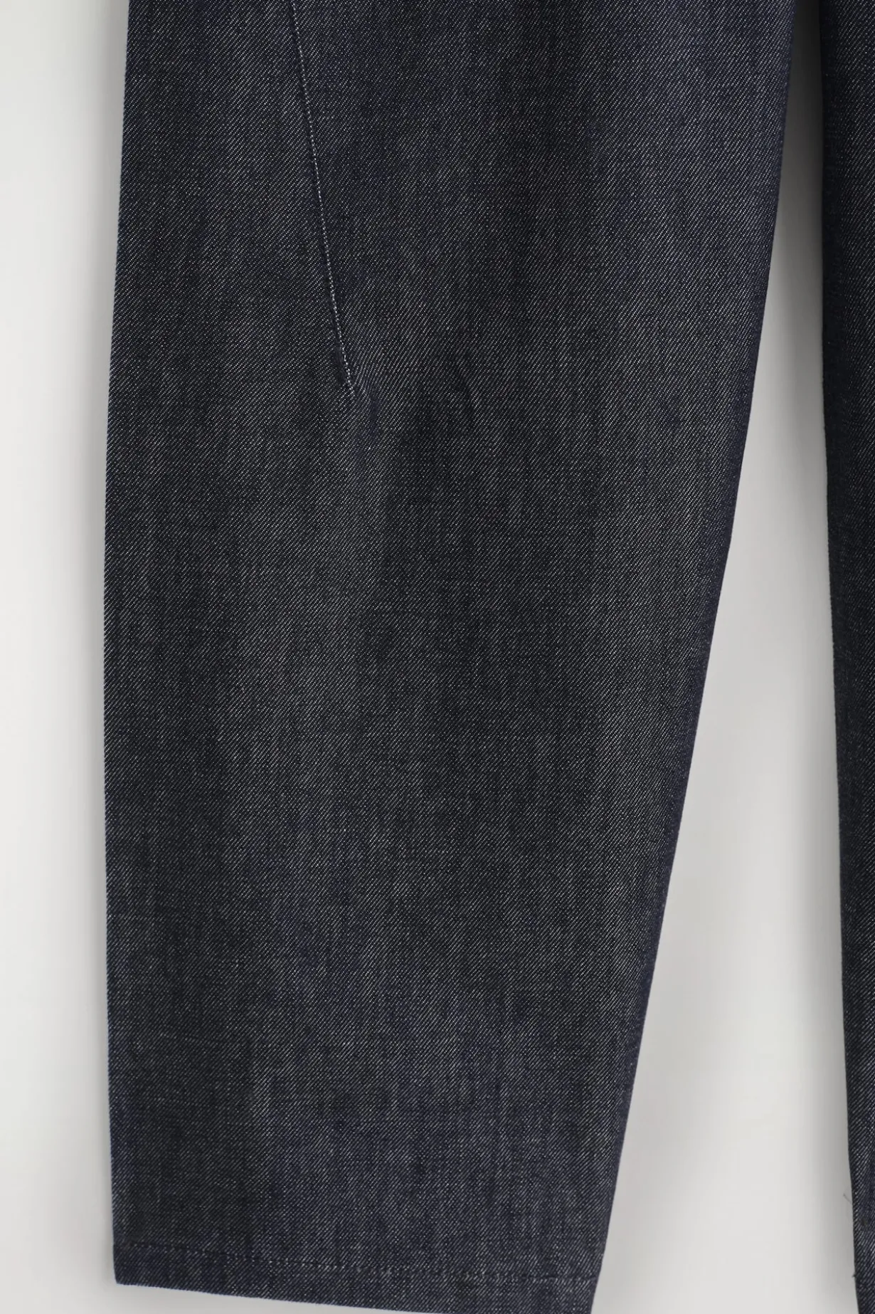 HOSE AUS DENIM MIT BARREL-BEIN