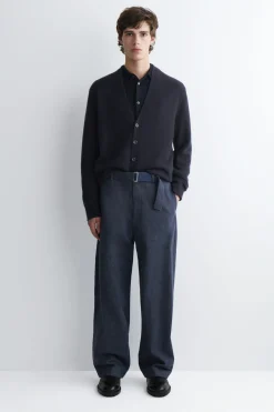 HOSE AUS DENIM MIT GERADEM BEIN UND GÜRTEL