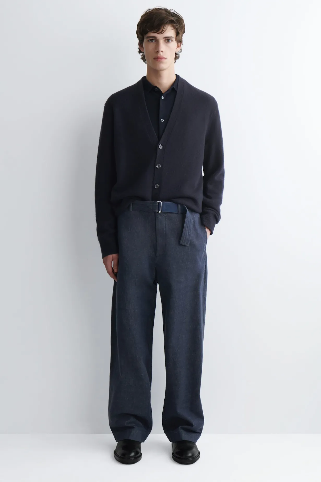 HOSE AUS DENIM MIT GERADEM BEIN UND GÜRTEL