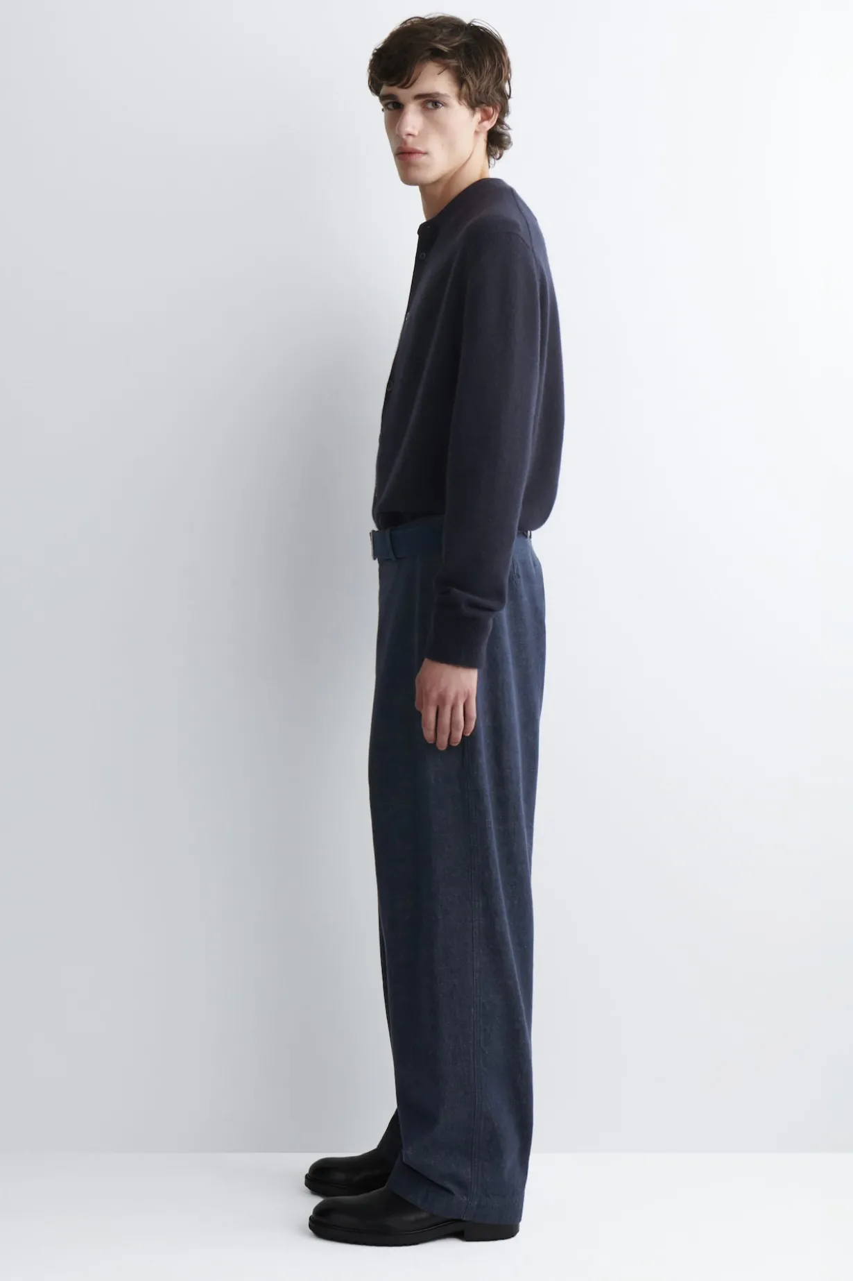 HOSE AUS DENIM MIT GERADEM BEIN UND GÜRTEL