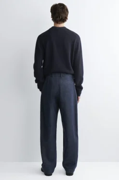 HOSE AUS DENIM MIT GERADEM BEIN UND GÜRTEL