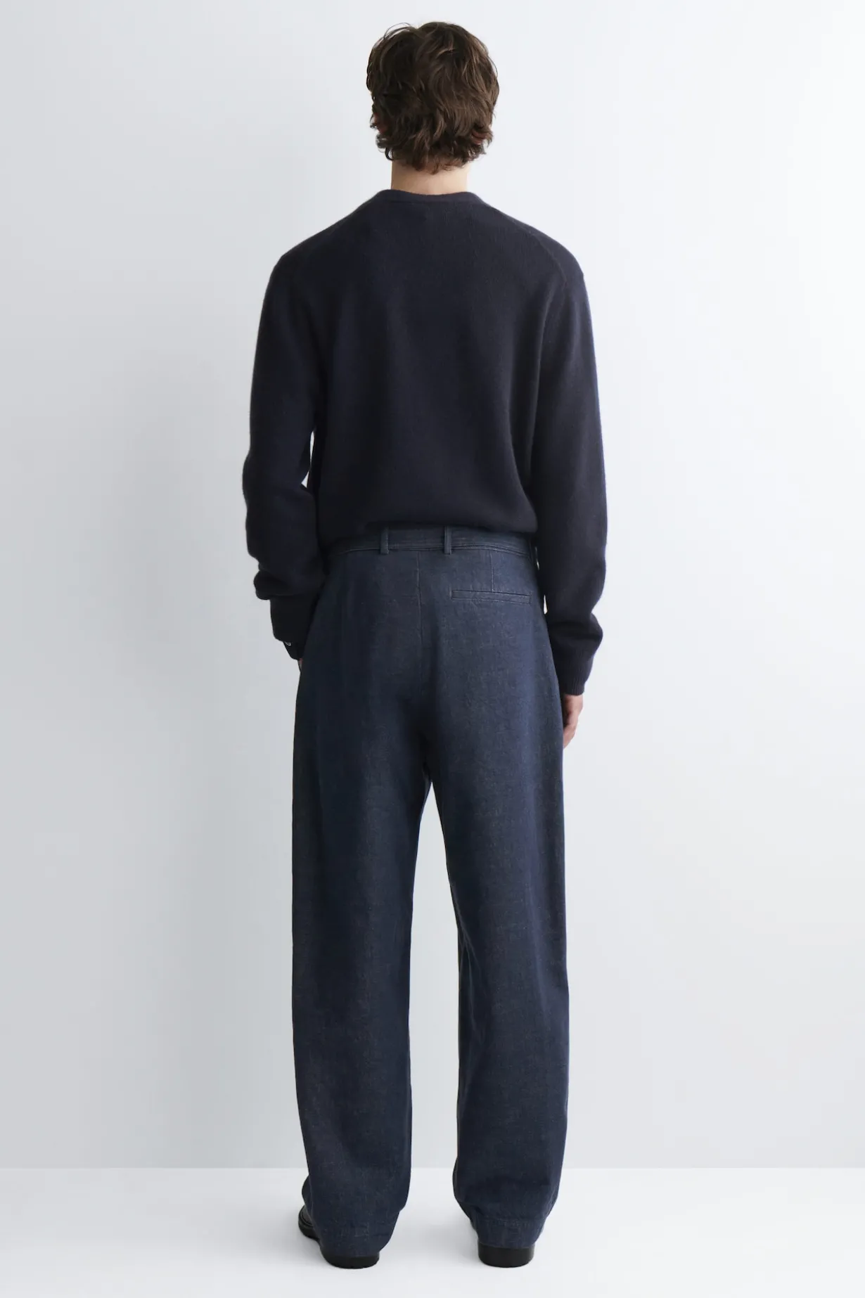 HOSE AUS DENIM MIT GERADEM BEIN UND GÜRTEL