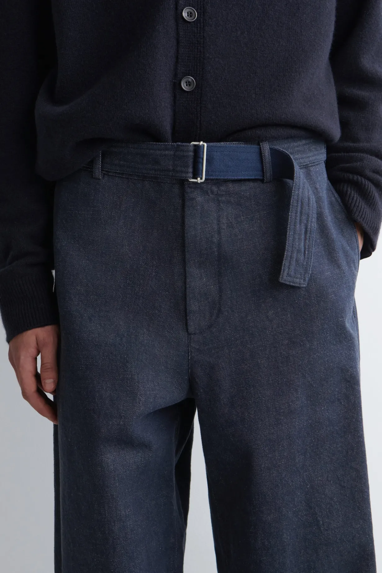 HOSE AUS DENIM MIT GERADEM BEIN UND GÜRTEL
