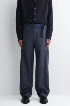 HOSE AUS DENIM MIT GERADEM BEIN UND GÜRTEL