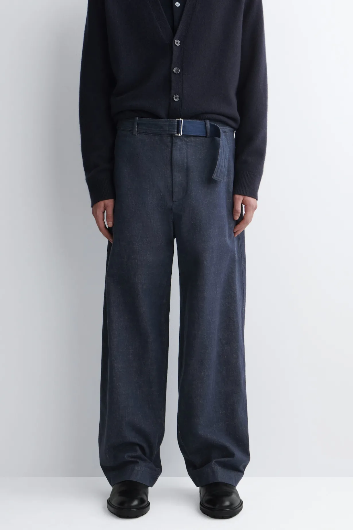HOSE AUS DENIM MIT GERADEM BEIN UND GÜRTEL