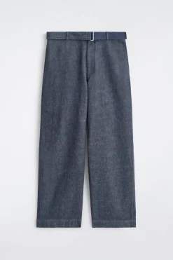 HOSE AUS DENIM MIT GERADEM BEIN UND GÜRTEL