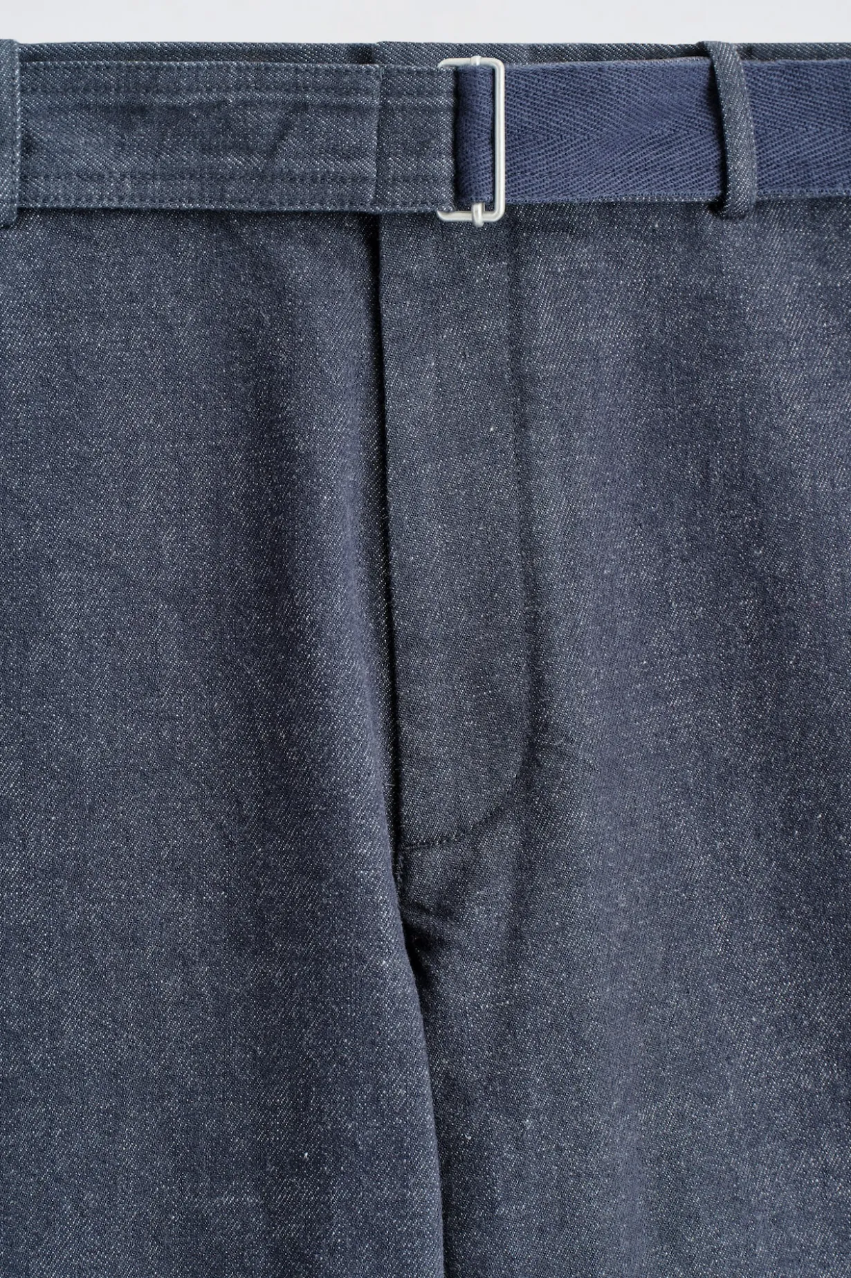 HOSE AUS DENIM MIT GERADEM BEIN UND GÜRTEL