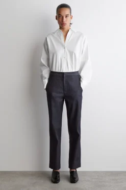 HOSE AUS DENIM MIT GERADEM BEIN