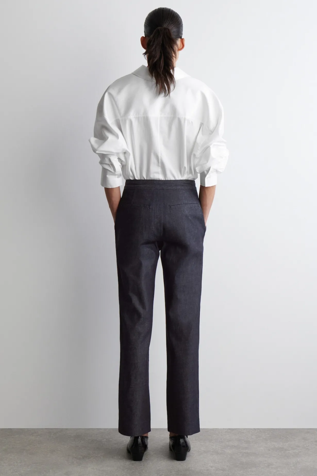 HOSE AUS DENIM MIT GERADEM BEIN