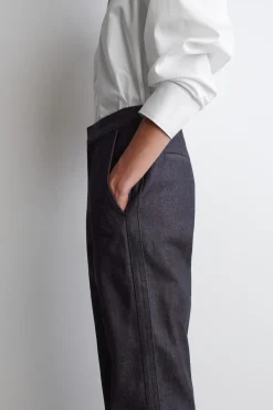 HOSE AUS DENIM MIT GERADEM BEIN