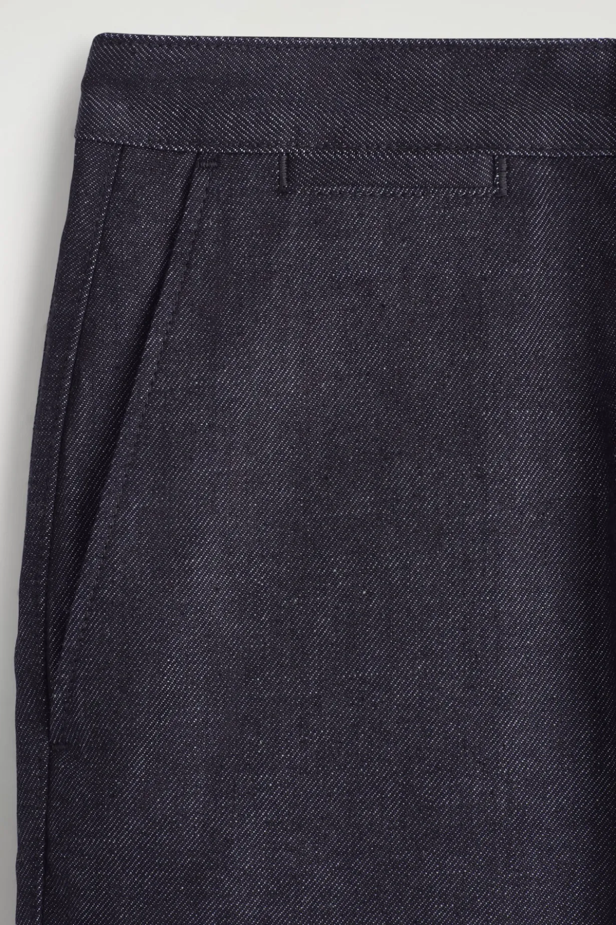HOSE AUS DENIM MIT GERADEM BEIN
