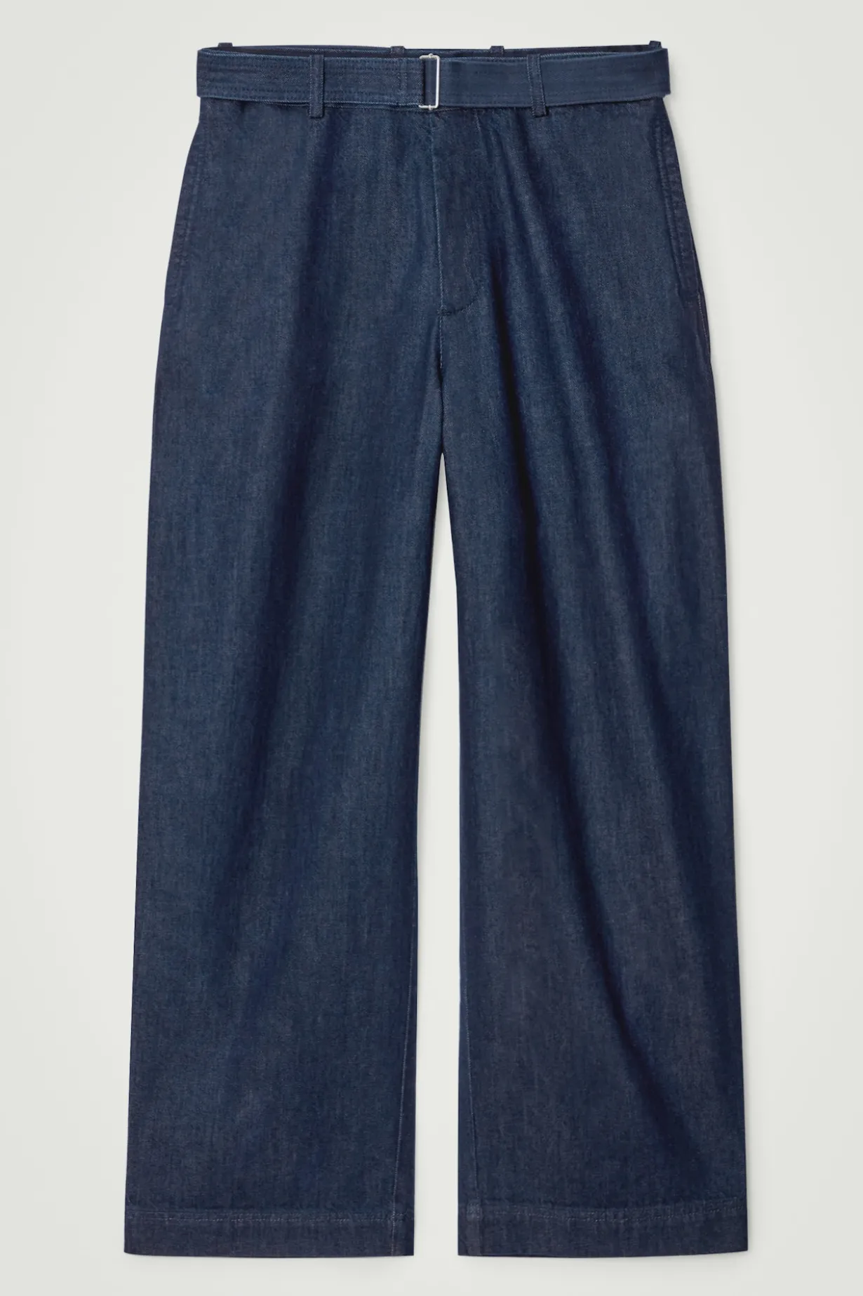 HOSE AUS DENIM MIT GERADEM BEIN UND GÜRTEL