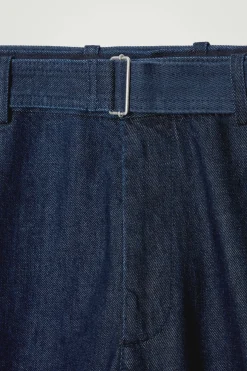 HOSE AUS DENIM MIT GERADEM BEIN UND GÜRTEL