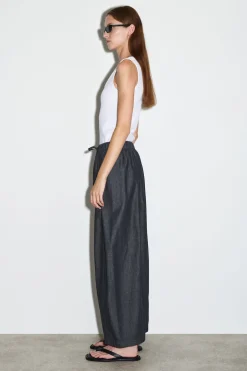 HOSE AUS DENIM MIT KORDELZUGBUND UND BARREL-BEIN