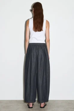 HOSE AUS DENIM MIT KORDELZUGBUND UND BARREL-BEIN