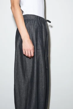 HOSE AUS DENIM MIT KORDELZUGBUND UND BARREL-BEIN