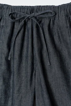 HOSE AUS DENIM MIT KORDELZUGBUND UND BARREL-BEIN