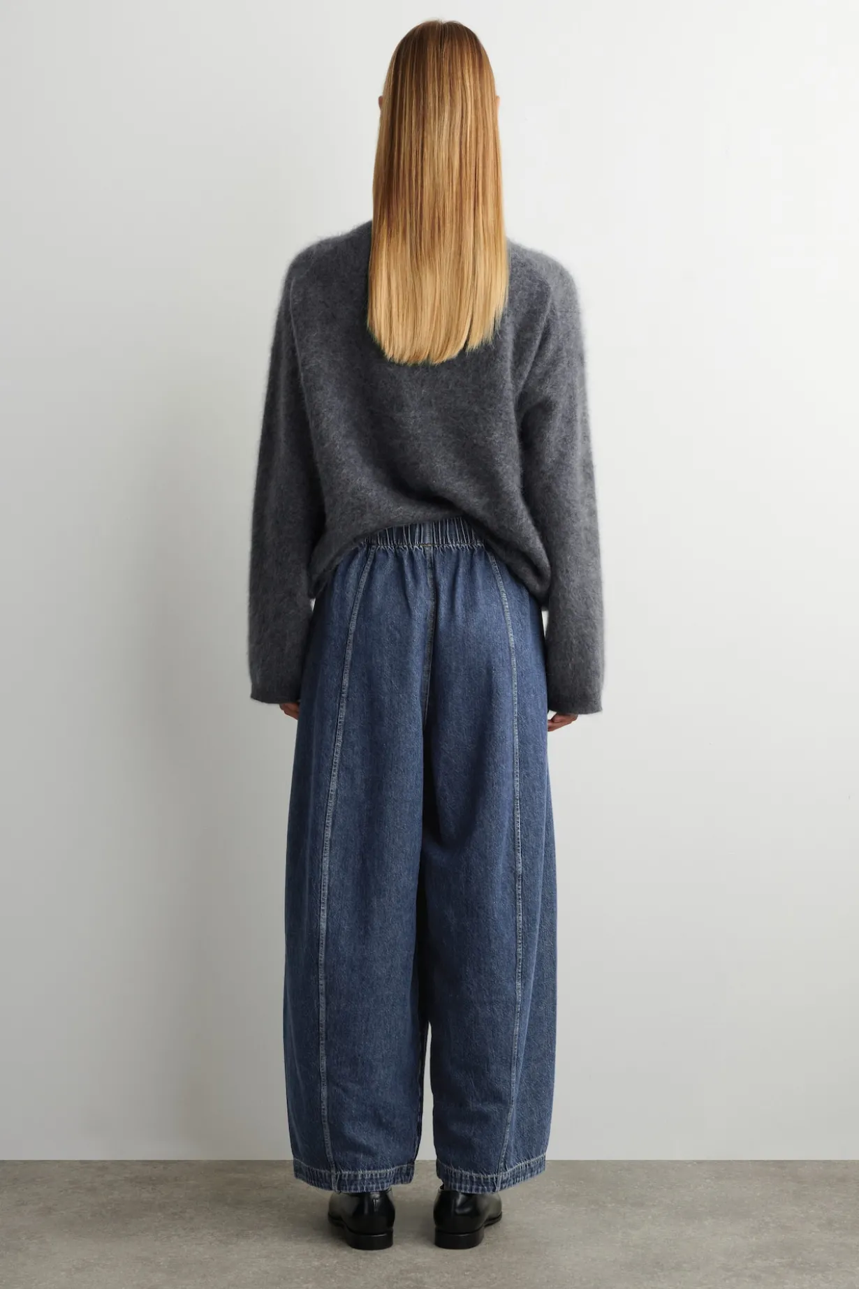 HOSE AUS DENIM MIT KORDELZUGBUND UND BARREL-BEIN