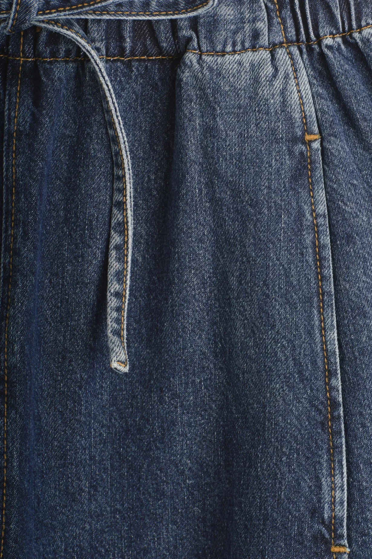 HOSE AUS DENIM MIT KORDELZUGBUND UND BARREL-BEIN