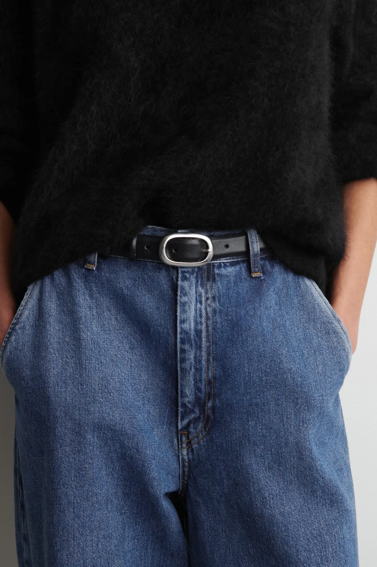 HOSE AUS DENIM MIT WEITEM BEIN
