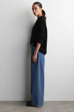 HOSE AUS DENIM MIT WEITEM BEIN