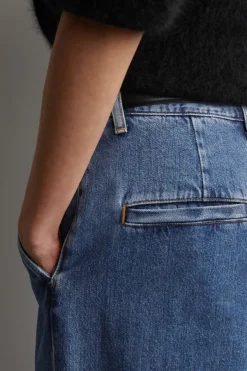 HOSE AUS DENIM MIT WEITEM BEIN
