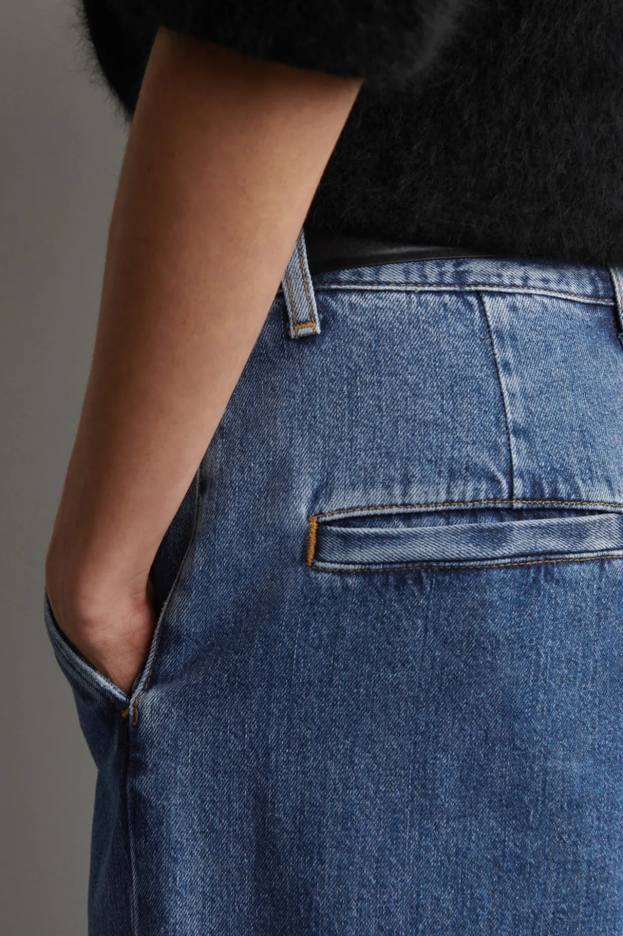 HOSE AUS DENIM MIT WEITEM BEIN
