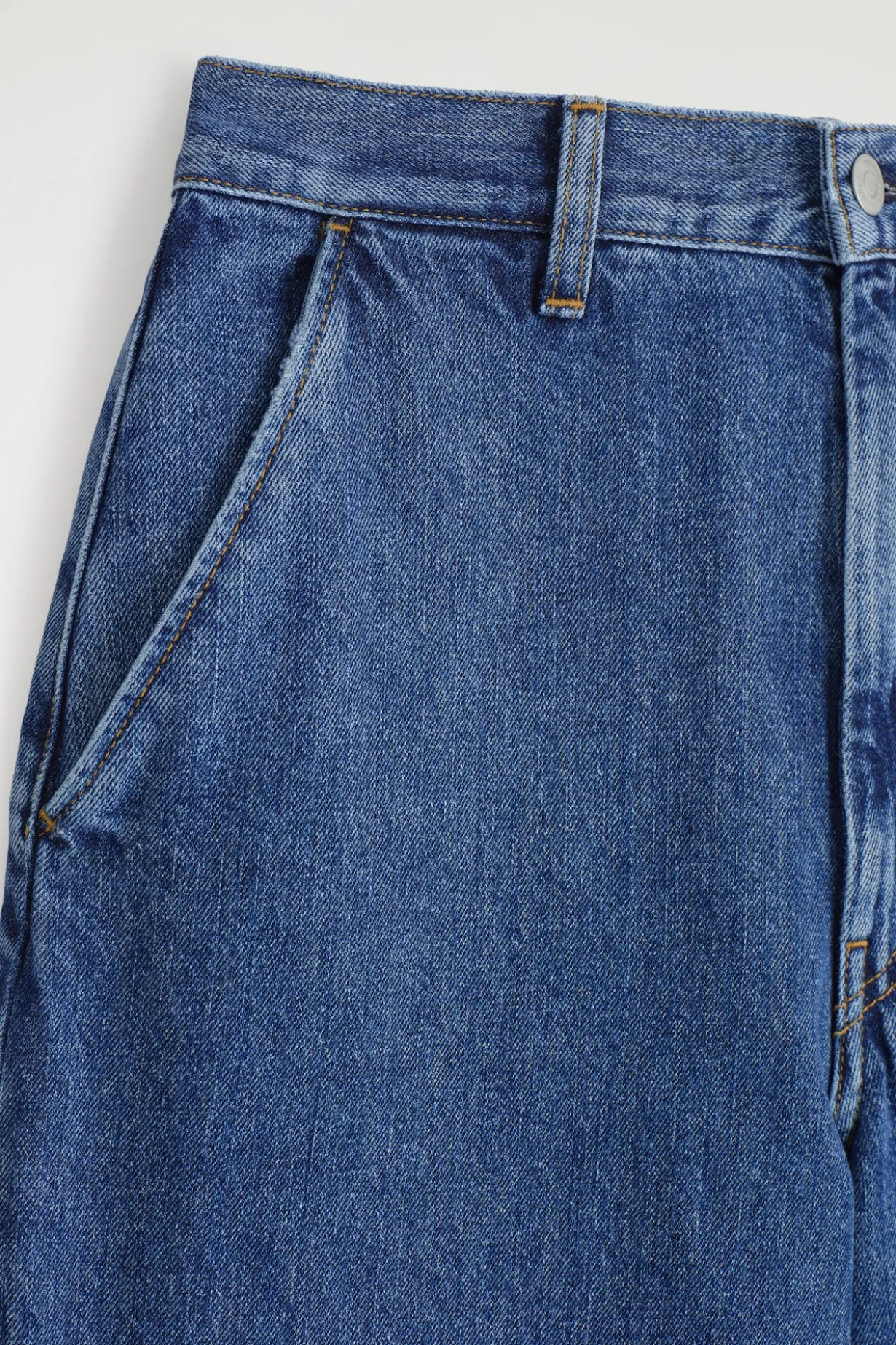 HOSE AUS DENIM MIT WEITEM BEIN
