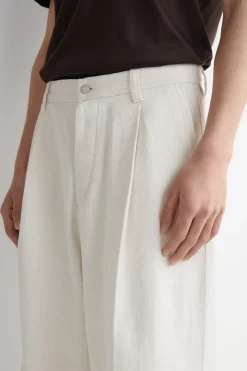 HOSE AUS DENIM MIT WEITEM BEIN UND BÜGELFALTEN