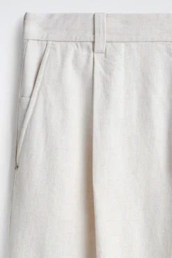 HOSE AUS DENIM MIT WEITEM BEIN UND BÜGELFALTEN