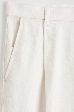 HOSE AUS DENIM MIT WEITEM BEIN UND BÜGELFALTEN