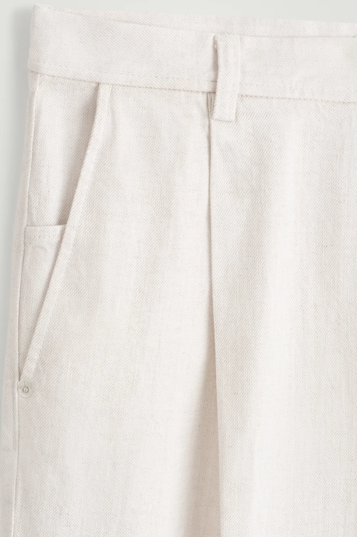 HOSE AUS DENIM MIT WEITEM BEIN UND BÜGELFALTEN
