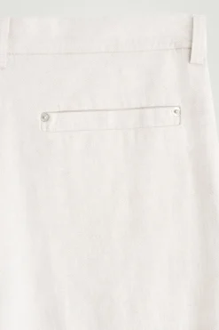 HOSE AUS DENIM MIT WEITEM BEIN UND BÜGELFALTEN