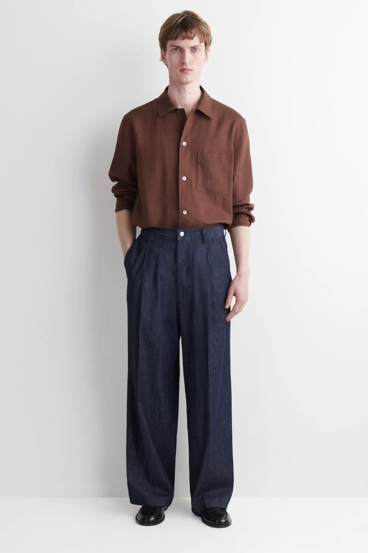 HOSE AUS DENIM MIT WEITEM BEIN UND BÜGELFALTEN