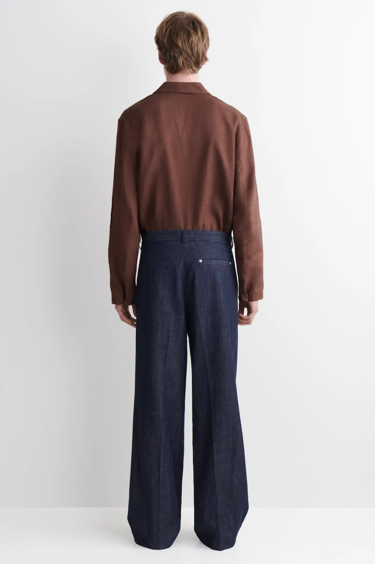 HOSE AUS DENIM MIT WEITEM BEIN UND BÜGELFALTEN
