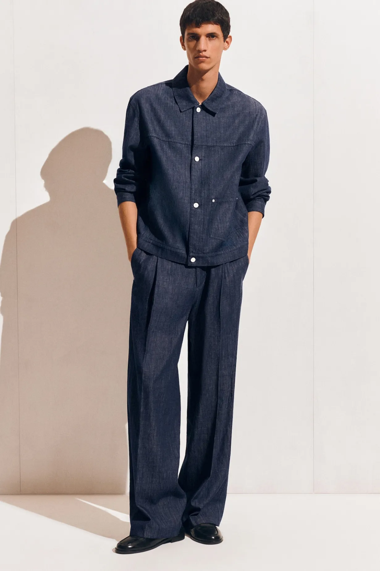 HOSE AUS DENIM MIT WEITEM BEIN UND BÜGELFALTEN