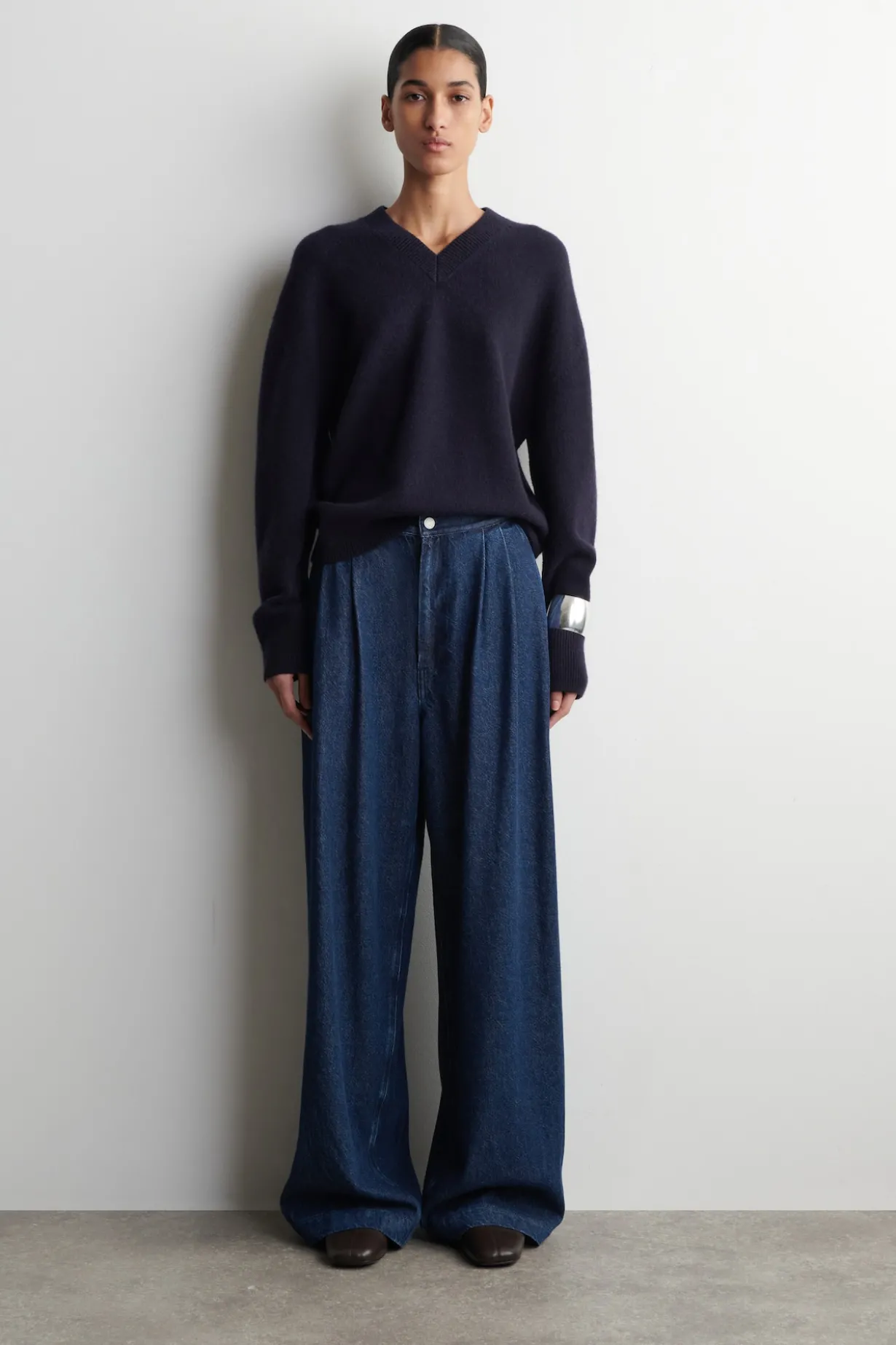 HOSE AUS DENIM MIT WEITEM BEIN UND BÜGELFALTEN
