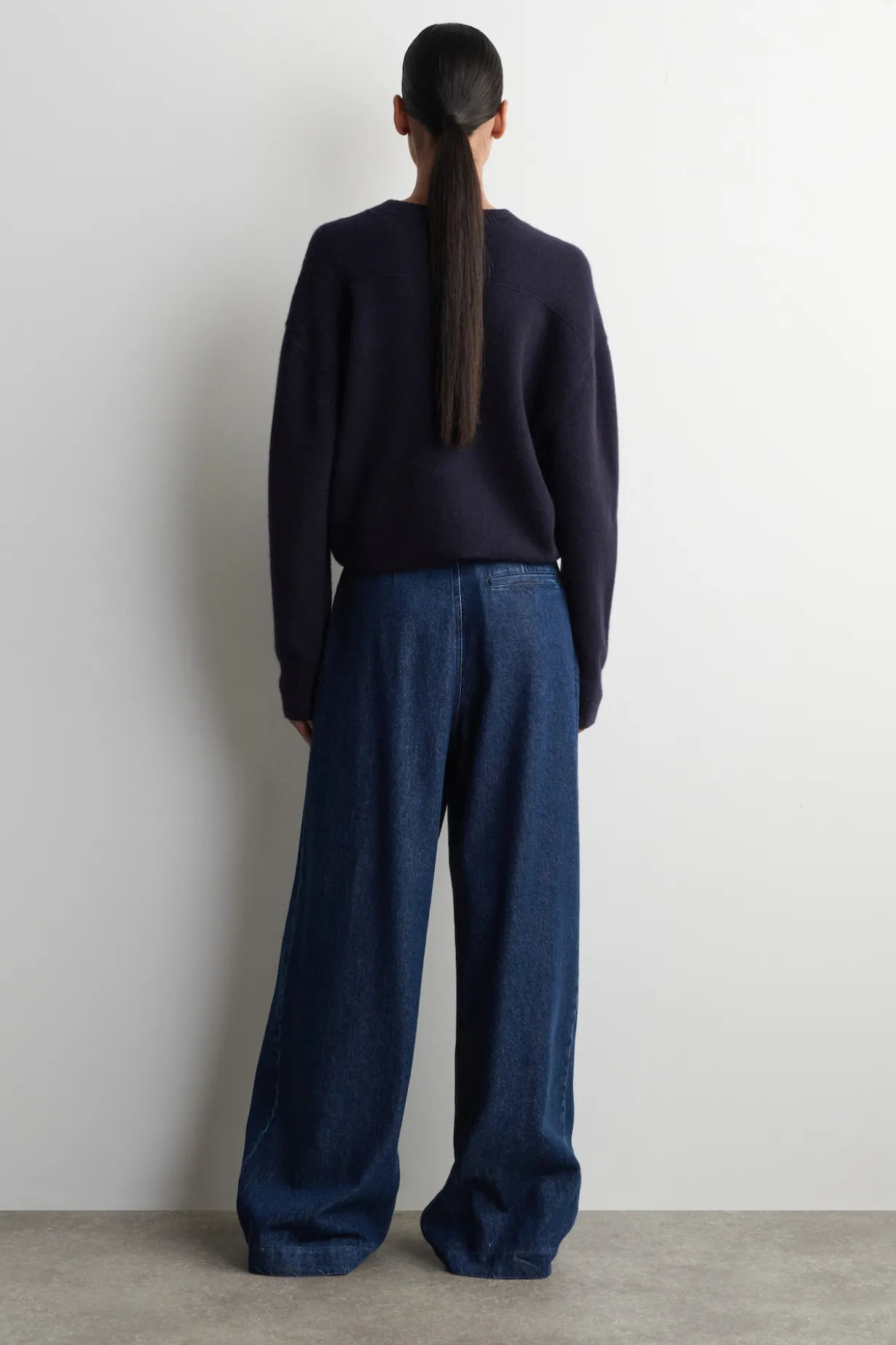 HOSE AUS DENIM MIT WEITEM BEIN UND BÜGELFALTEN