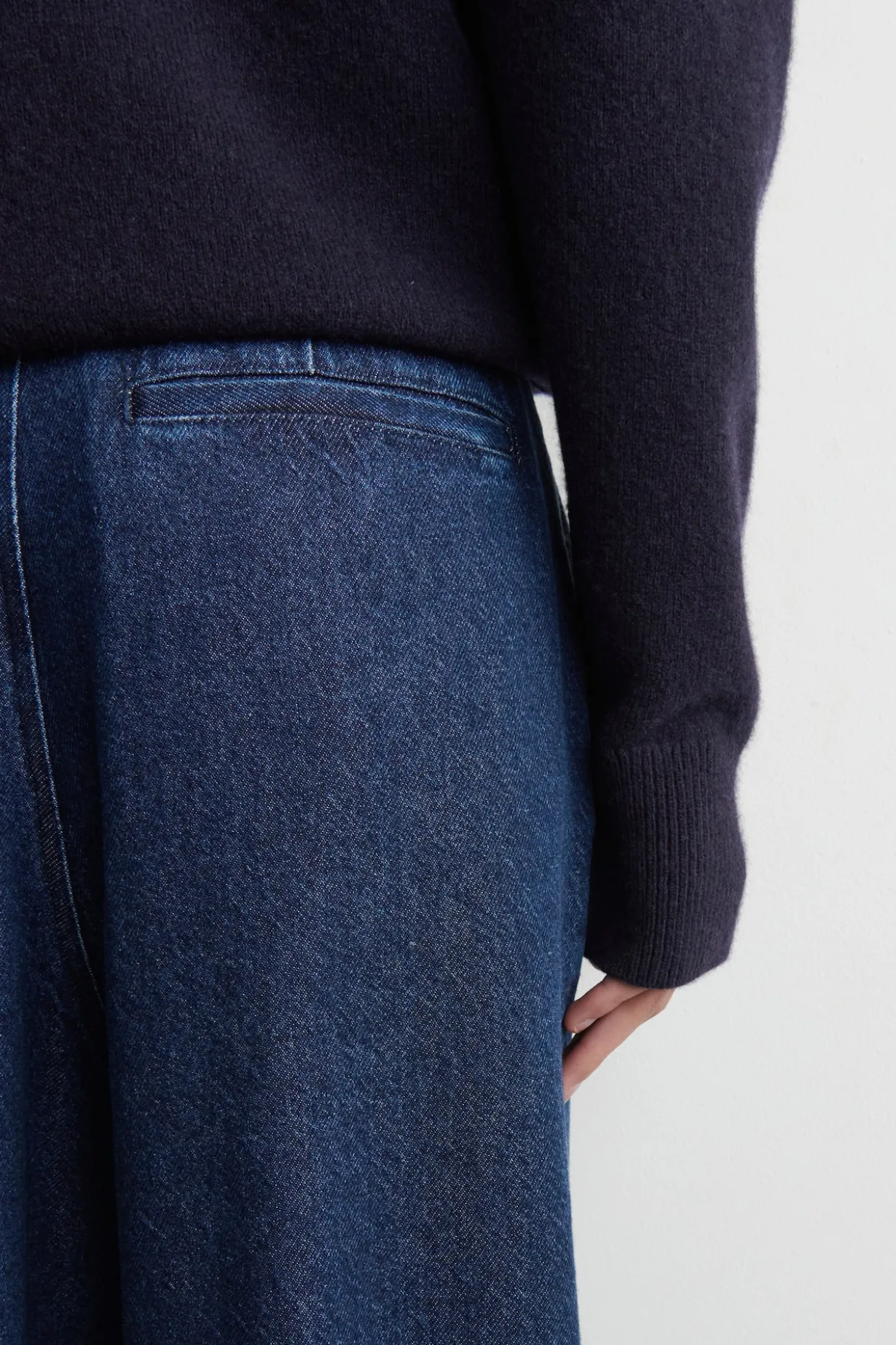 HOSE AUS DENIM MIT WEITEM BEIN UND BÜGELFALTEN