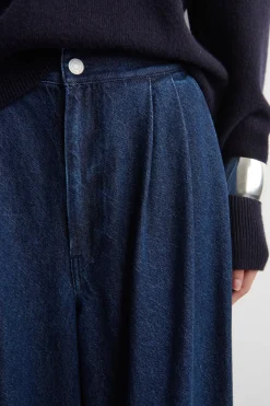 HOSE AUS DENIM MIT WEITEM BEIN UND BÜGELFALTEN