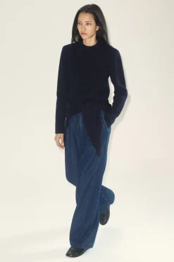 HOSE AUS DENIM MIT WEITEM BEIN UND BÜGELFALTEN