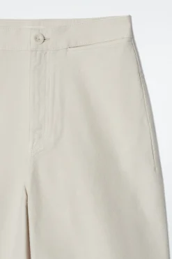 HOSE AUS DENIM MIT WEITEM BEIN