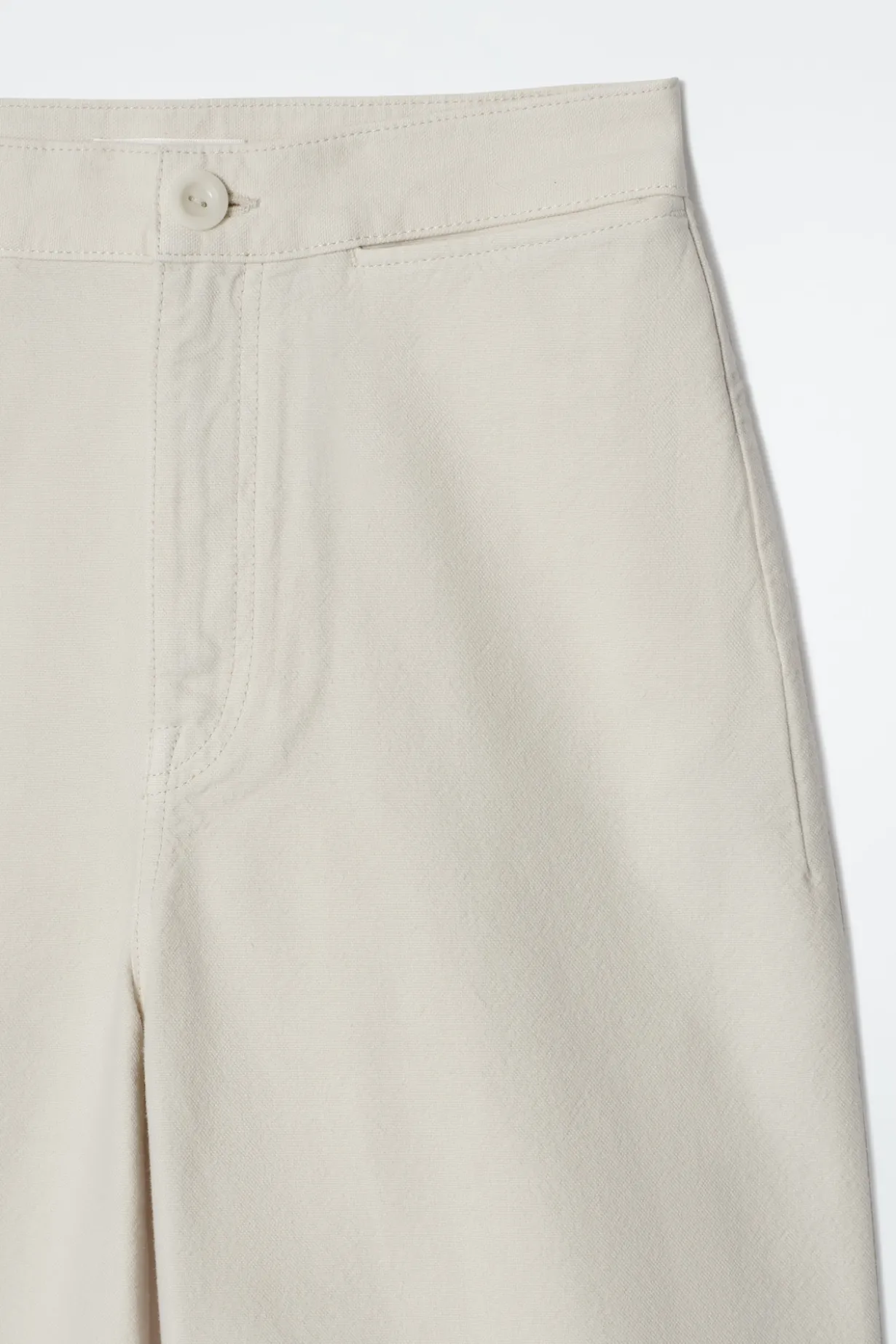 HOSE AUS DENIM MIT WEITEM BEIN