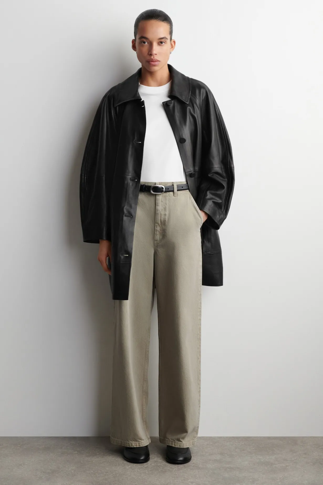 HOSE AUS DENIM MIT WEITEM BEIN