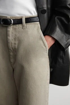 HOSE AUS DENIM MIT WEITEM BEIN