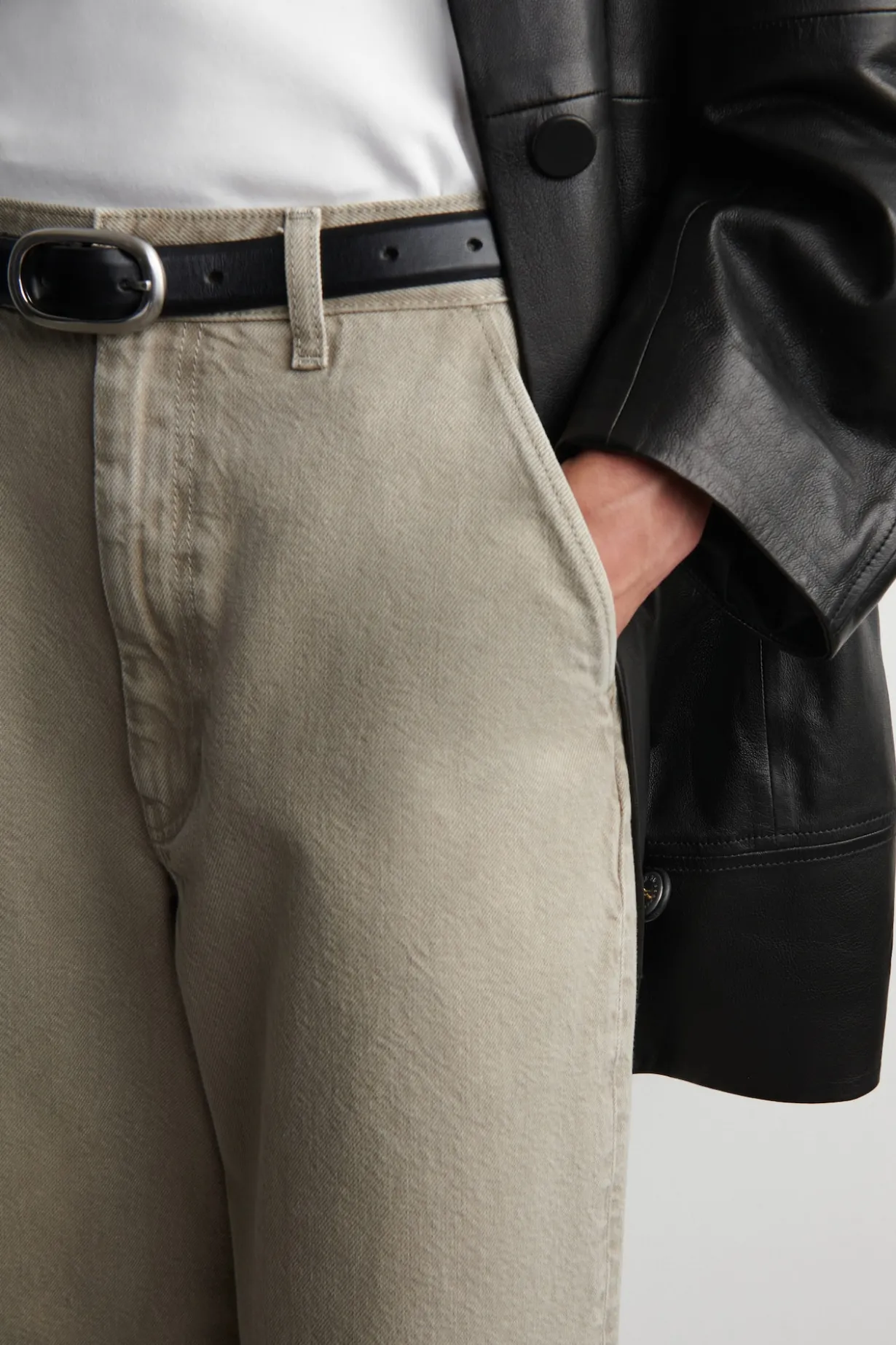 HOSE AUS DENIM MIT WEITEM BEIN