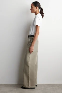 HOSE AUS DENIM MIT WEITEM BEIN